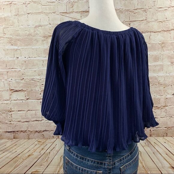 Lush accordion off the shoulder top - Picture 3 of 6